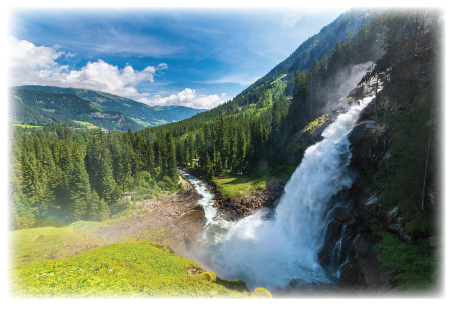 Beschrijving afbeelding: een woeste waterval stort zich in een kabbelend bergriviertje.